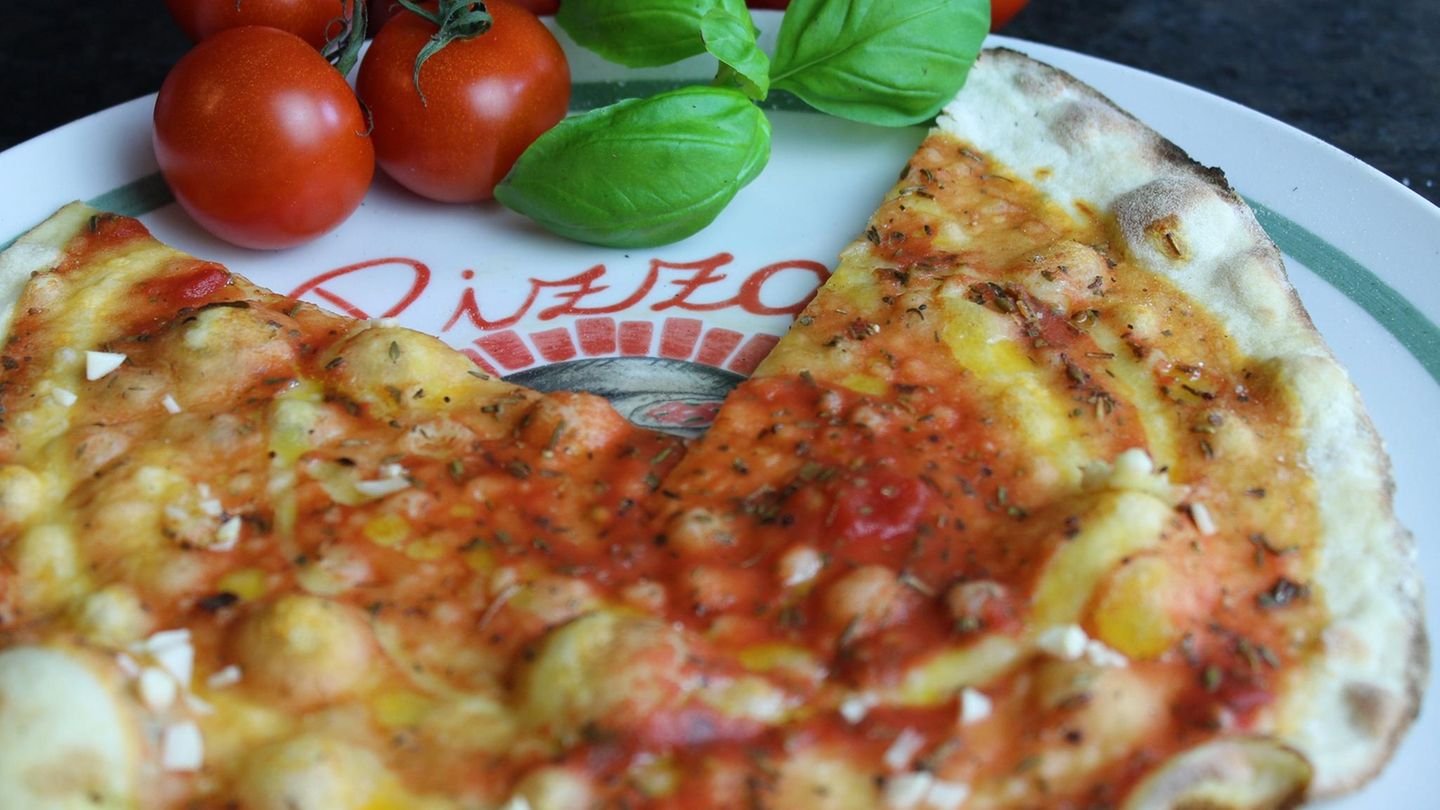 pizzabrot mit Ei/Tomate/Knoblauch ca.32cm